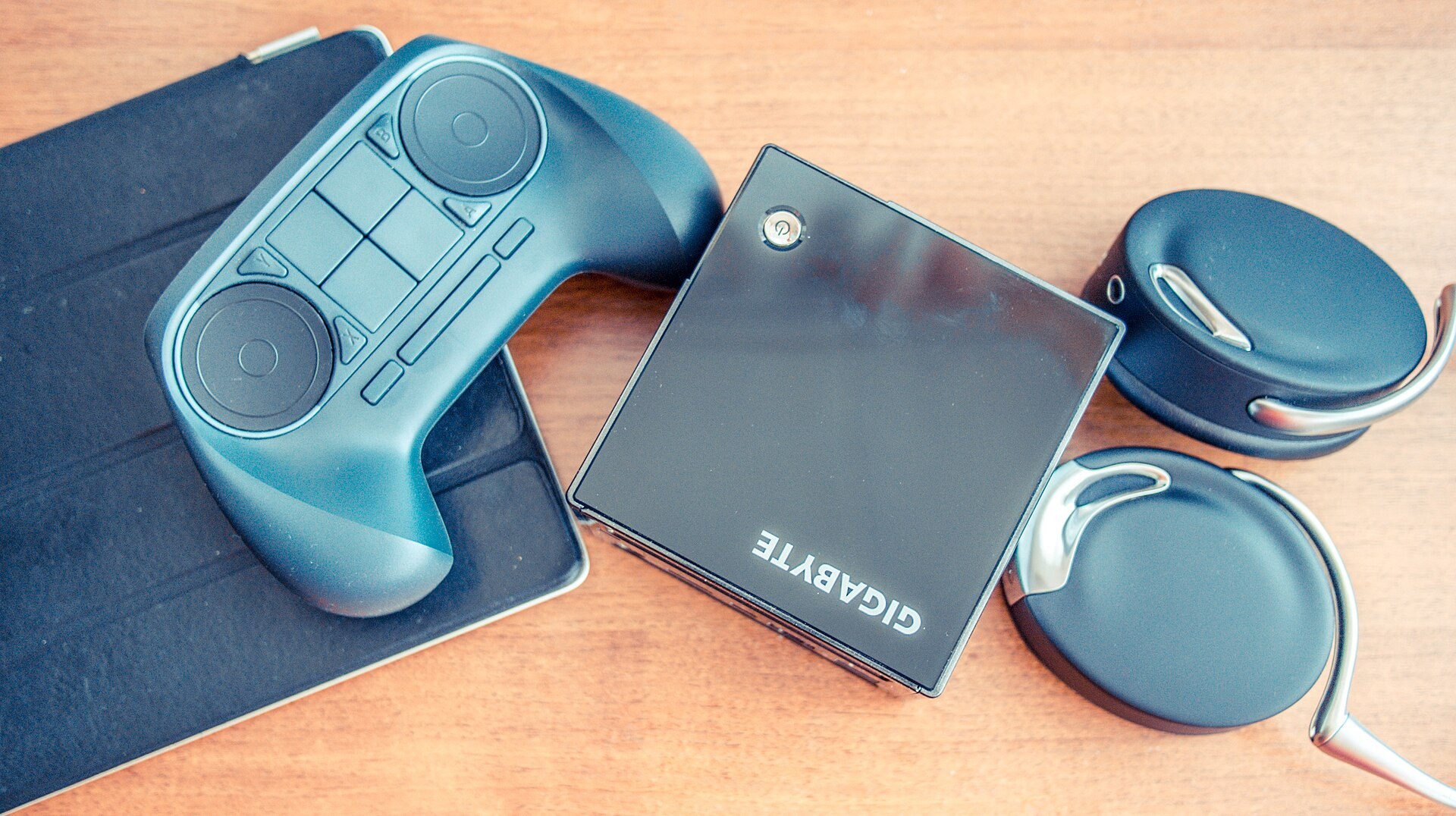 Steam Machine from Gigabyte Technology ultra compact PC and early prototype of Steam Controller. (Steam Machine (hardware platform))